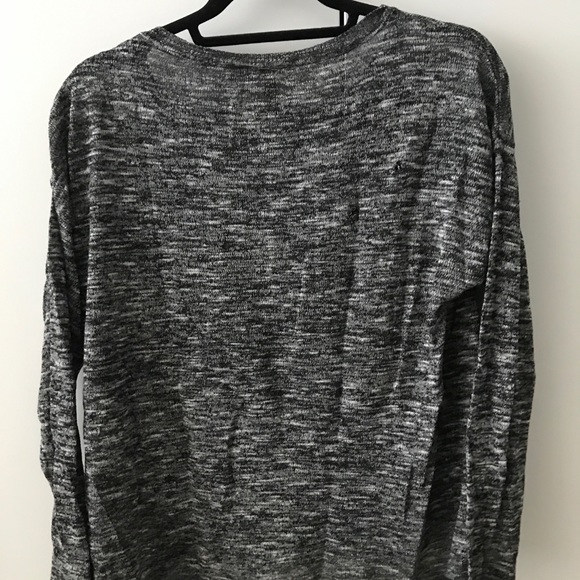 H&M thin sweater great for layering with two small tears on back - Picture 4 of 7